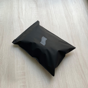 Bolsa de Embalaje con Cierre Zip Negra Mate Premium de Moda, Bolsa Personalizada con Logotipo UV Negro para Ropa de Diseñador - Product Image 6