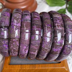 Bracelet en pierres précieuses violettes sculptées à la main, 54-60mm, joli bracelet en Sugilite, bijoux cadeau - Product Image 4