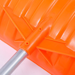 Pala para nieve de plástico con mango de 640 mm de ancho y 1380 mm de largo para uso en exteriores - Product Image 2