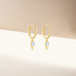 Boucles d'oreilles Huggie ROXI en argent sterling 925 plaqué or 18 carats, motif étoile géométrique, opale, tendance, bijoux de fiançailles et de mariage - Product Image 5