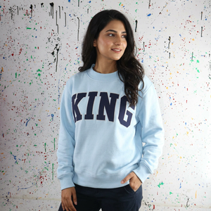 Sudadera KING SKY BLUE con cuello alto, 100% algodón, color AZUL OSCURO, con apliques bordados, cuello ancho, hilos finos. - Product Image 1