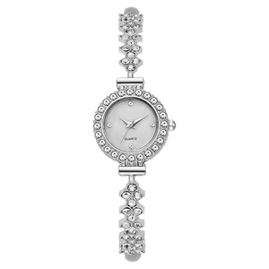 Montre-bracelet pour femme ornée de cristaux, cadran en nacre argenté - Product Image 3