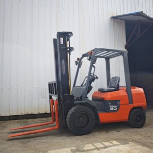 Chariot élévateur Toyota 30 d'occasion, mini, bon état, chariot élévateur Toyota 3 tonnes avec mât à 3 sections - Product Image 3