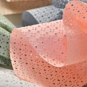 Cadeau de la Saint-Valentin Papier d'emballage de fleurs en coton avec maille de coeur creux Papier d'art coloré de couleur unie - Product Image 2