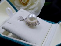 Collier pendentif unisexe Lucy Jewelry en or blanc 18 carats, dentelle de luxe entièrement sertie de diamants de qualité AAAA, perle blanche des mers du Sud certifiée NGTC