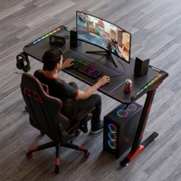 Meja Gaming Bentuk Z Permukaan Serat Karbon Rangka Logam Dengan Gantungan Headphone Dan Pencahayaan RGB Untuk Workstation Gamer