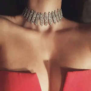 Cadena de cuello con incrustaciones de diamantes simétricos de una hilera, cadena de clavícula con cabeza de bala de moda, Gargantilla elegante para mujeres de moda