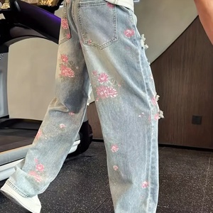 กางเกงยีนส์ลายดอกไม้สำหรับผู้ชายแบบใหม่ - ทรงขากว้าง สไตล์เรโทร สีฟ้าอ่อนฟอก เหมาะสำหรับสตรีทแวร์และเทรนด์แฟชั่นแนวศิลปะ - Product Image 4