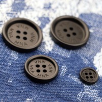 Kancing Bulat 4 Lubang Resin Ramah Lingkungan yang Dapat Disesuaikan dengan Hiasan Berlian Imitasi, Aksesoris Pakaian Gaya Modern, Pilihan Logo
