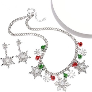 Collier de Noël avec pendentif flocon de neige en perles et strass étincelants colorés, ensemble collier ras-du-cou et boucles d'oreilles, bijoux Père Noël pour femme - Product Image 3