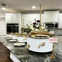 Plat à chafing en acier inoxydable blanc doré avec couvercle en dôme suspendu pour buffet de luxe, idéal pour mariages, réceptions et hôtels