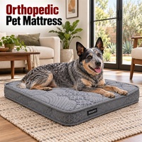 Matelas orthopédique pour chien avec tailles sélectionnables et dessus matelassé gris avec côtés imprimés lisses
