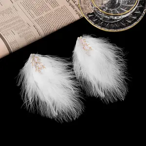 Nuovo Design piuma bianca perla tornante accessori per capelli foto di nozze piuma pelosa forcina a becco d'anatra