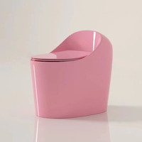 WC monobloc en céramique de couleur rouge mat au design moderne, siphon en S, sanitaire pour hôtel