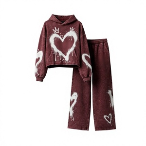 Ensemble survêtement femme bordeaux avec sweat à capuche imprimé graffiti cœur et pantalon large blanc – Tenue streetwear deux pièces - Product Image 1