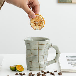 كوب قهوة وماء سيراميك كبير السعة بنمط مربعات عتيق فاخر مصنوع يدويًا للمكتب والمنزل - Product Image 4