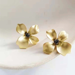 Eleganti Orecchini a Perno a Forma di Giglio per Donne, Stile Forestale, Gioielli per Uso Quotidiano - Product Image 1