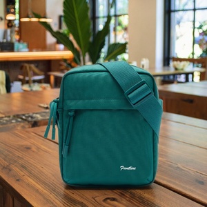 قماش متقاطع مع الجسم معاد تدويره وصديقًا حسب الطلب مع شعار عصري حقيبة صغيرة للرجال والنساء - Product Image 3