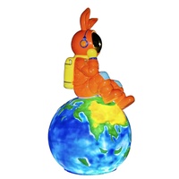 Sculpture Moderne en Résine LED Lumineuse Lapin Astronaute de Dessin Animé Grande Taille Sculptée à la Main Couleurs Fluides pour Exposition d'Art et Décoration Intérieure