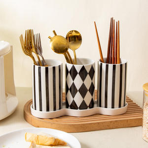 Ensemble de porte-baguettes en céramique moderne avec motifs rayés et diamantés pour l'organisation de la cuisine - Product Image 1