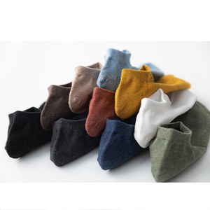 Chaussettes bateau invisibles en coton pour hommes, couleur unie, respirantes, absorbant la transpiration, anti-chute, décontractées, vente en gros pour l'été - Product Image 4