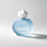 Flacon de parfum en verre givré bleu clair à facettes avec bouchon blanc multi-panneaux, conteneur vide pour vaporisateur de parfum