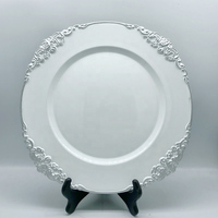 Assiettes rondes vintage blanches vieillies pour la mise en place de la table