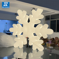 Modèle de flocon de neige géant gonflable de Noël avec lumière LED pour décor de maison