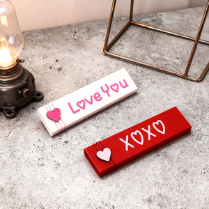 木製の「愛してる/キスしてください/XOXO」のスローガンが入ったハート型のセンターピース3個。 バレンタインディナー用の赤・ピンク・白の3Dデザイン - Product Image 4