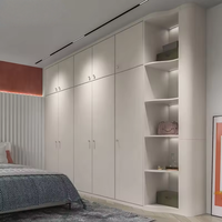 Dressing moderne Clean Line avec portes d'entrée, armoires de rangement multi-niveaux, unité de rangement de vêtements pour chambre à coucher