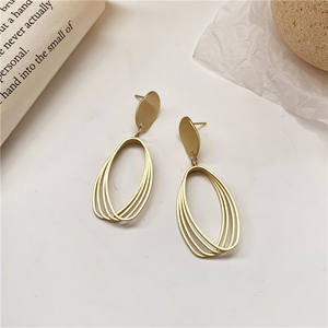 Pendientes de joyería chapados en oro de 18k para mujer, cierre de diseñador de moda - Product Image 3