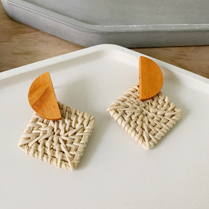 Pendientes de Botón Hipoalergénicos de Plata Plateada Tejidos a Mano, Geometría de Aleación para Mujer UIONEN 237 - Product Image 1