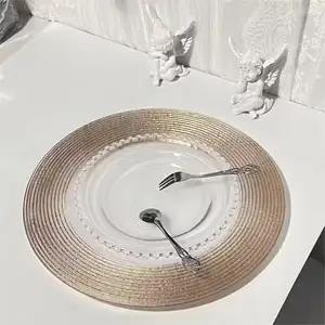 शादी के खाने के लिए अनुकूलित मेटल स्प्रे पेंट से सजाई गई प्लास्टिक प्लेट पारदर्शी प्लास्टिक क्लियर गोल्ड रिम चार्जर प्लेट
