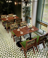 Ensemble de mobilier de restaurant moderne avec dossiers en cuir, banquettes et tables à motif marbré, adapté aux restaurants