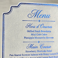 Carte de menu de restaurant personnalisée de luxe, découpée au laser, avec impression en relief, papier estampé à la feuille d'argent bleue, carte de menu de mariage en velours avec pompon