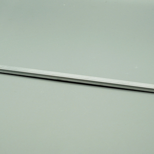 <span class=keywords><strong>Rail</strong></span> inférieur en aluminium de qualité industrielle <span class=keywords><strong>pour</strong></span> volets et portes, guide de glissement durable et lisse, fixation facile par vis, <span class=keywords><strong>pour</strong></span> une décoration optimale des volets. - Product Image 3