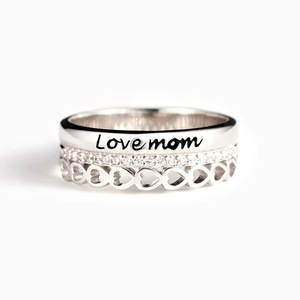 Anello Inciso 'Mom' per Donne, Regalo Romantico ed Elegante, Gioiello da Dito - Product Image 1