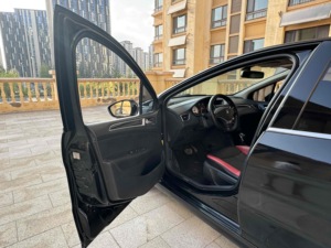 La Dongfeng <span class=keywords><strong>Peugeot</strong></span> 308 5 places est fabriquée en Chine avec une <span class=keywords><strong>voiture</strong></span> à essence à transmission <span class=keywords><strong>automatique</strong></span> - Product Image 2