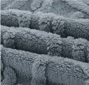 Couverture épaisse en flanelle <span class=keywords><strong>Sherpa</strong></span> épaissie rayée de couleur unie de <span class=keywords><strong>grande</strong></span> <span class=keywords><strong>taille</strong></span> en tricot floue - Product Image 5