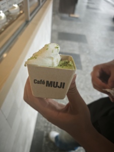La mejor opción para la tienda de helados, cree y muestre varios lotes de helado recién hecho en el área de la barra de su mostrador frontal - Product Image 5