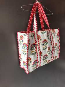 Sac fourre-tout matelassé en coton biologique imprimé à la main pour femme, sac à bandoulière pour le shopping et les voyages - Product Image 4