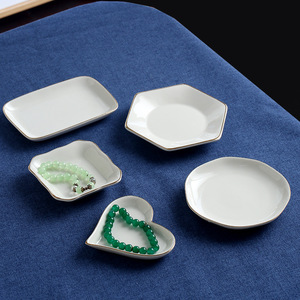 Piccolo piattino decorativo in <span class=keywords><strong>ceramica</strong></span> bianca con bordo dorato, vassoio quadrato vuoto per gioielli con logo - Product Image 4
