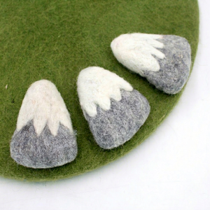 Gorro de lana fieltro hecha a mano con diseño de montaña nevada para guirnaldas DIY y manualidades - Comercio justo y lana - Product Image 3