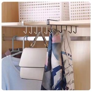 Estante de almacenamiento bajo gabinete Raise Water, negro y blanco, con seis ganchos, organizador de cocina sin rastro para tazas y utensilios - Product Image 2