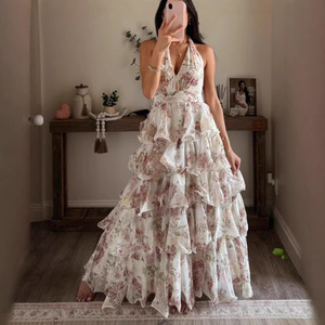 Vestido de mujer con estampado floral, cuello en V, tirantes finos, cintura imperio y capas múltiples para celebraciones festivas y uso casual. - Product Image 1