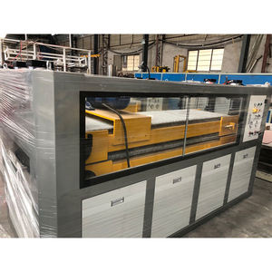 Ligne de production de panneaux de plafond en bois pvc wpc d'<span class=keywords><strong>occasion</strong></span> 400mm machine de fabrication pour produire des panneaux muraux en pvc - Product Image 4