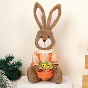 Ensemble de décorations de Pâques : Lapin en peluche assis marron moelleux avec panier de carottes et fleurs pour la maison ou comme cadeau - Product Image 2
