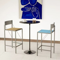 Tabouret de bar moderne et minimaliste en métal bleu cyber avec dossier pour petit appartement, îlot de cuisine, comptoir de réception, bureau de caisse