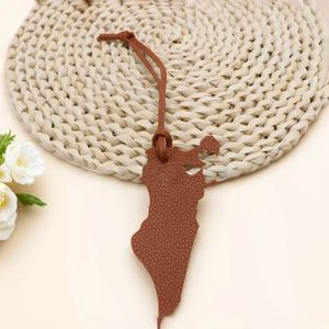 Colgante de cuero PU con mapa de Oriente Medio, accesorio de llavero estético y moderno - Product Image 4