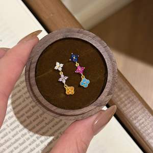 Pendientes de Plata de Ley S925 con Trébol de Cuatro Hojas, Pendientes Colgantes con Incrustaciones de Diamantes de Colores, Accesorio de Moda Dulce y Elegante - Product Image 1